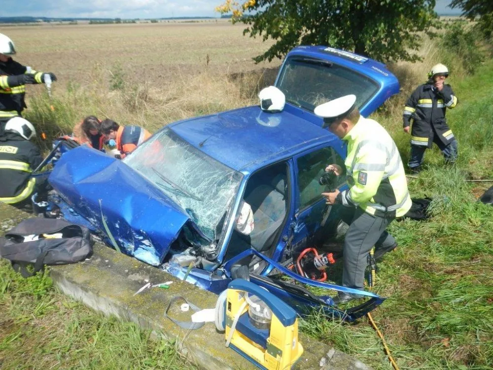 Citroën Saxo narazil u Neplachova do betonového můstku