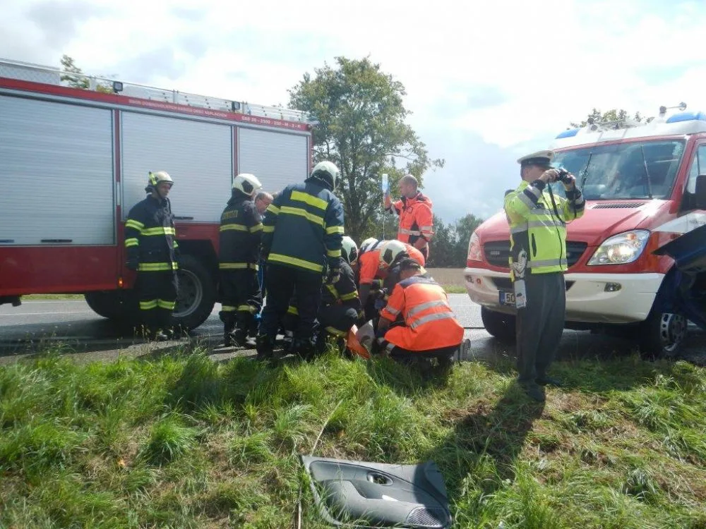 Citroën Saxo narazil u Neplachova do betonového můstku