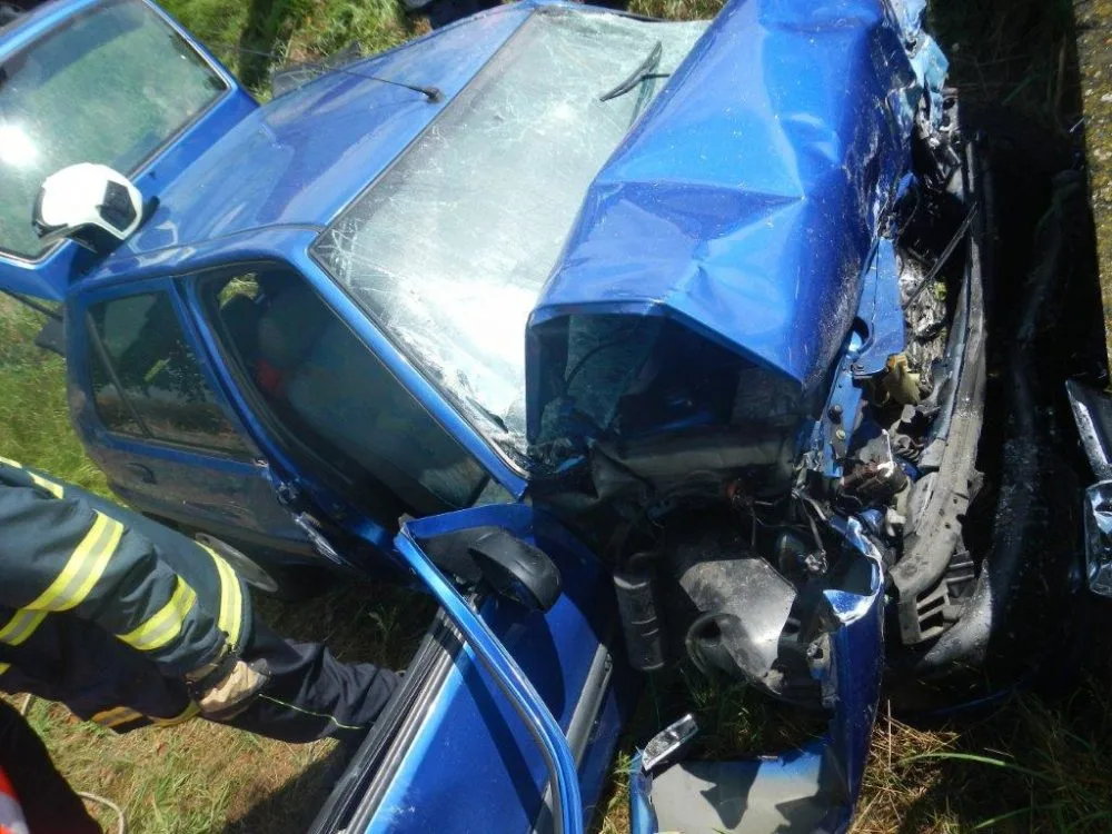 Citroën Saxo narazil u Neplachova do betonového můstku