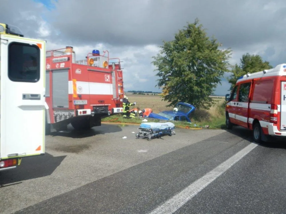 Citroën Saxo narazil u Neplachova do betonového můstku