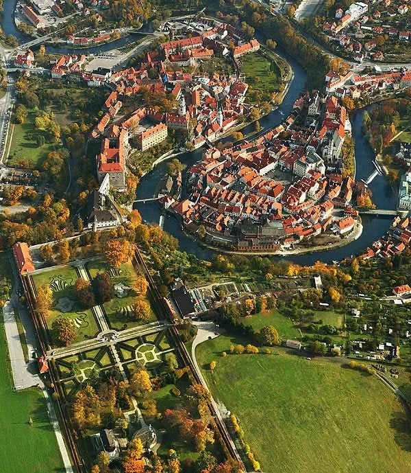 Otáčivé hlediště v Českém Krumlově (na snímku vlevo dole)