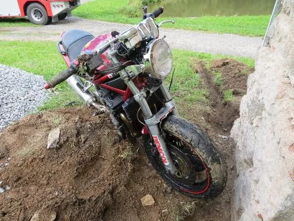 Havarovaný motocykl u Hněvkova