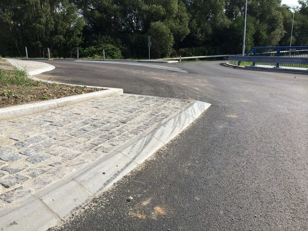 Turbokřižovatka u hřbitova v Mladém