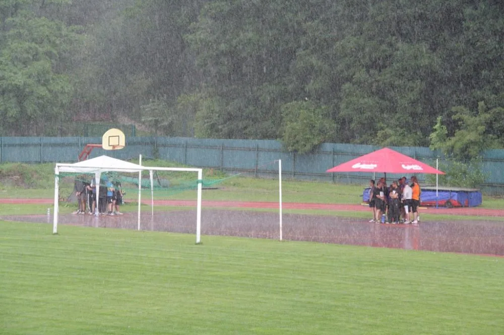 Nad stadionem se přehnalo za dva dny více jak pět silnějších přeháněk