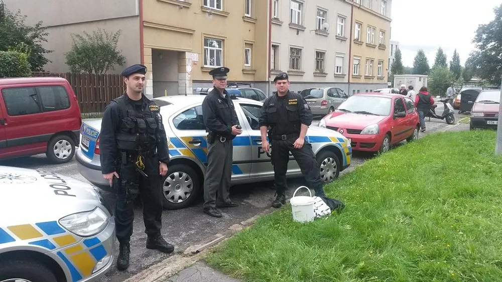 Prchající mladík s kýblem marihuany skončil v rukou policistů