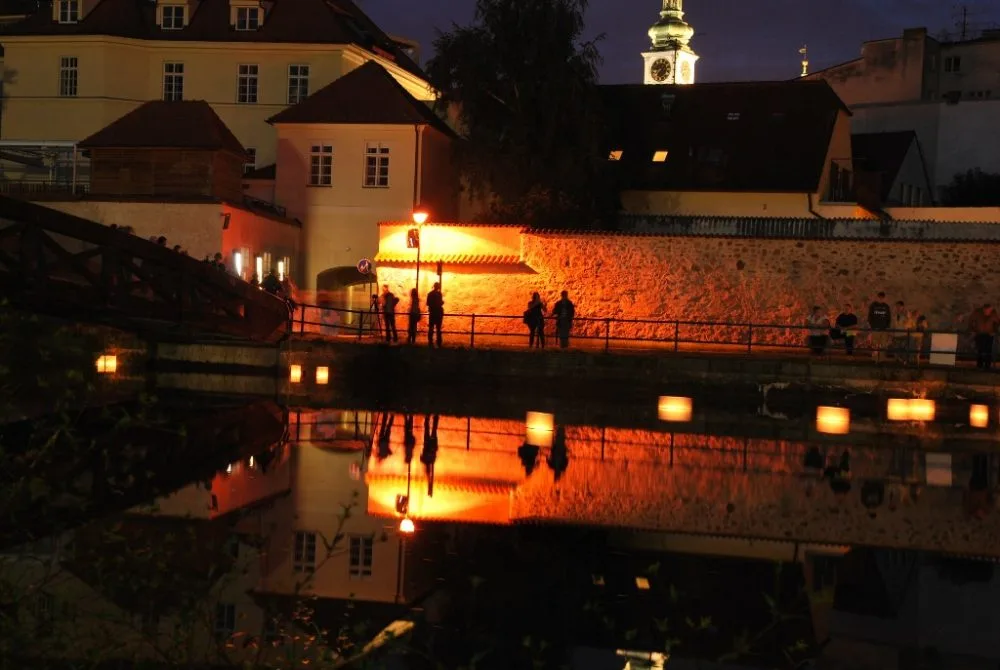 Po slepém rameni řeky Malše pluly lampiony štěstí