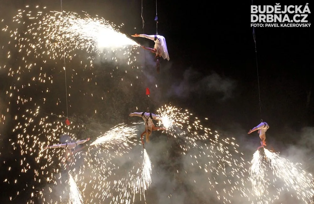 Akrobaté předvedli i pyrotechnické efekty