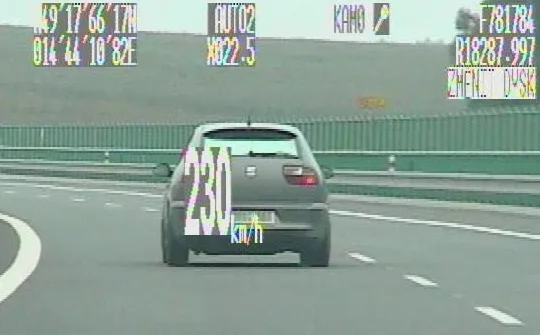 Seat Leon jel rychlostní 230 kilometrů za hodinu