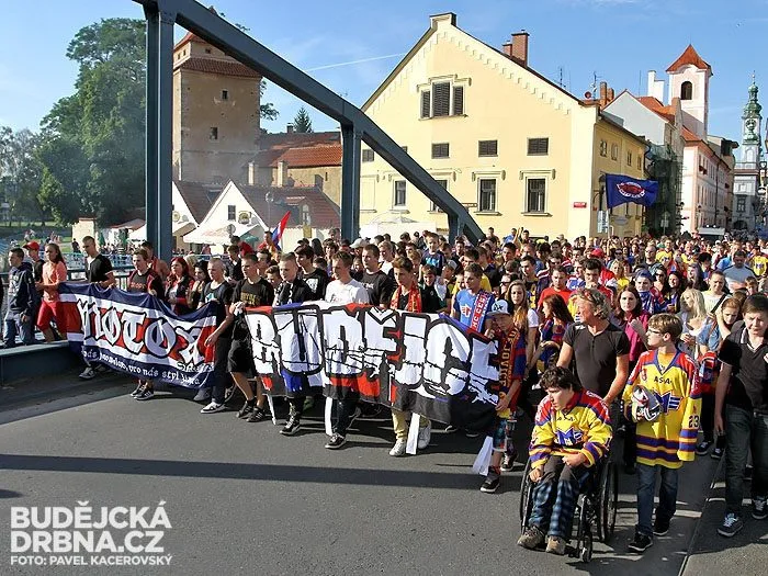 Pochod fanoušků Motoru před začátkem sezony