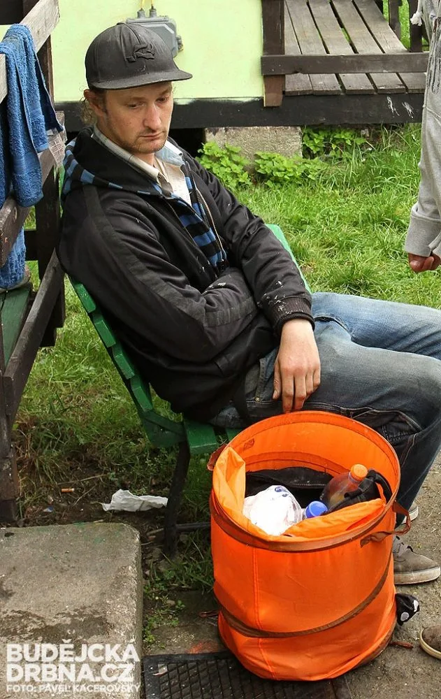 Podezřelá taška. Služební pes určil, že se tam nachází droga