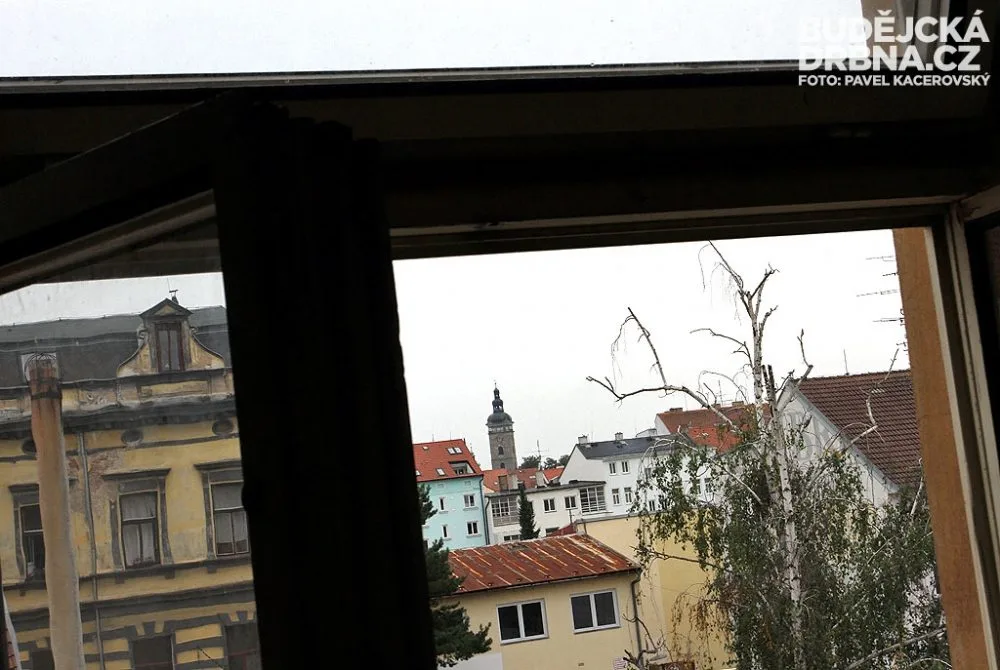 Výhled z ubytovny na Černou věž