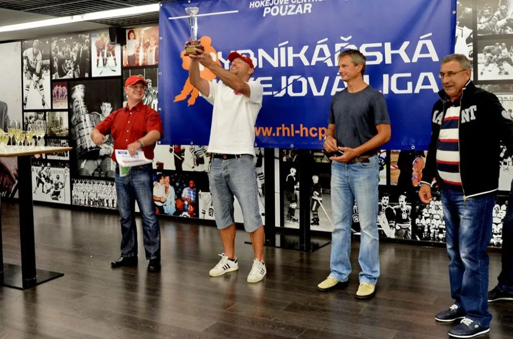 Zástupci HC Nicotrans přebíraji trofej pro posledního vítěze soutěže