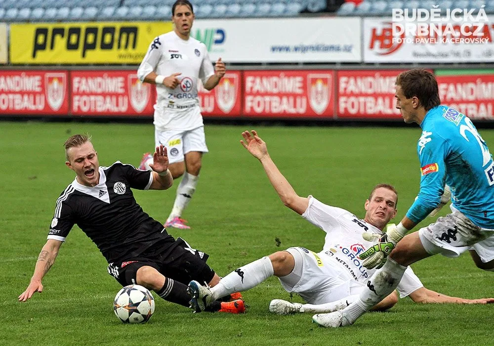 Nepovedený únik Jakuba Hory, těsně před gólmanem Hečou ho zastavil Daníček