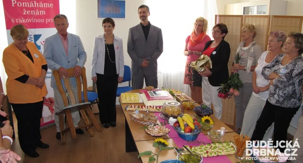 Zleva Jana Drexlerová, ředitelka Mamma Help center, jejich zakladatel Václav Pecha, koordinátorka budějcké pobočky Ludmila Kubátová a primář onkologického oddělení Nemocnice České Budějovice Václav Janovský