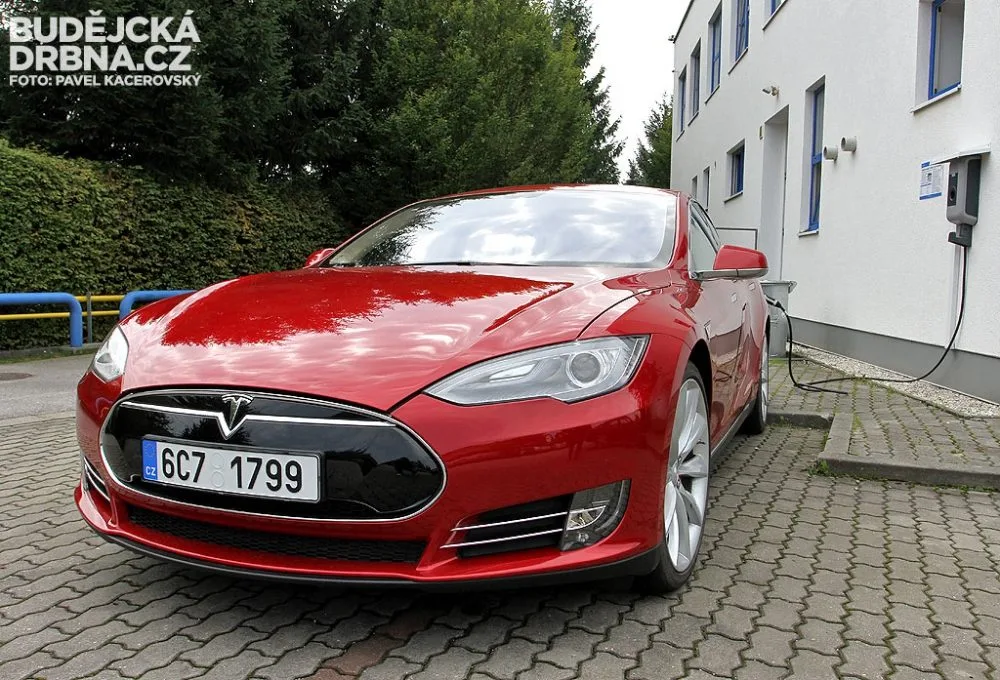 Tesla S Performance při 'tankování'