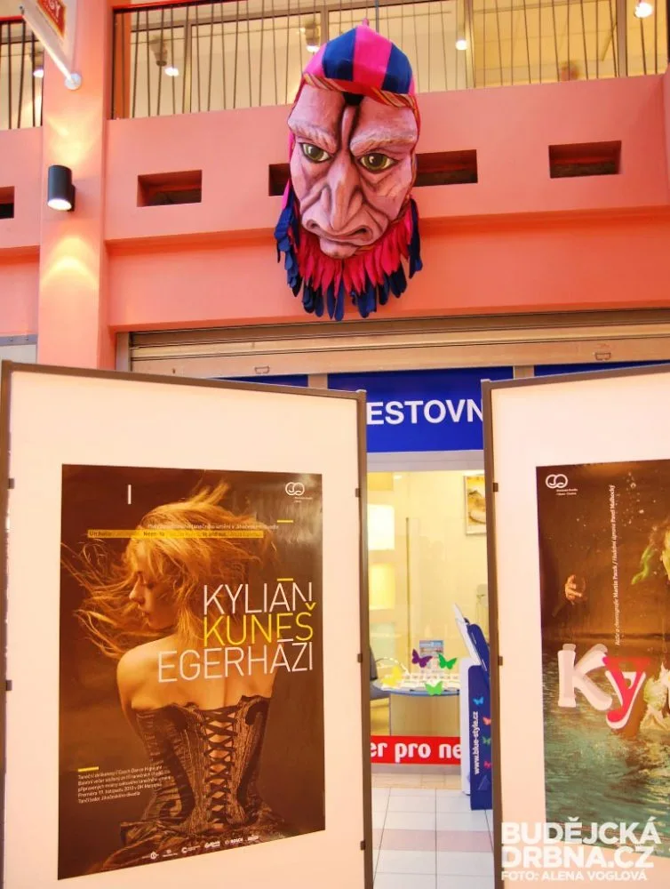 Nákupní centrum se změnilo v divadelní scénu
