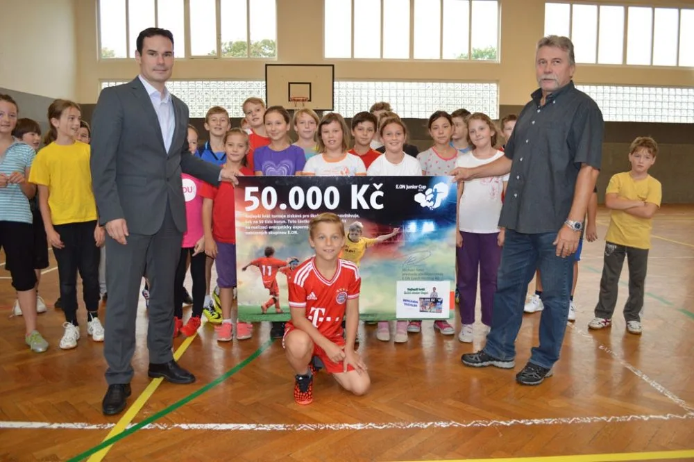 Předání šeku českobudějovické Základní škole Grünwaldova od společnosti E.ON