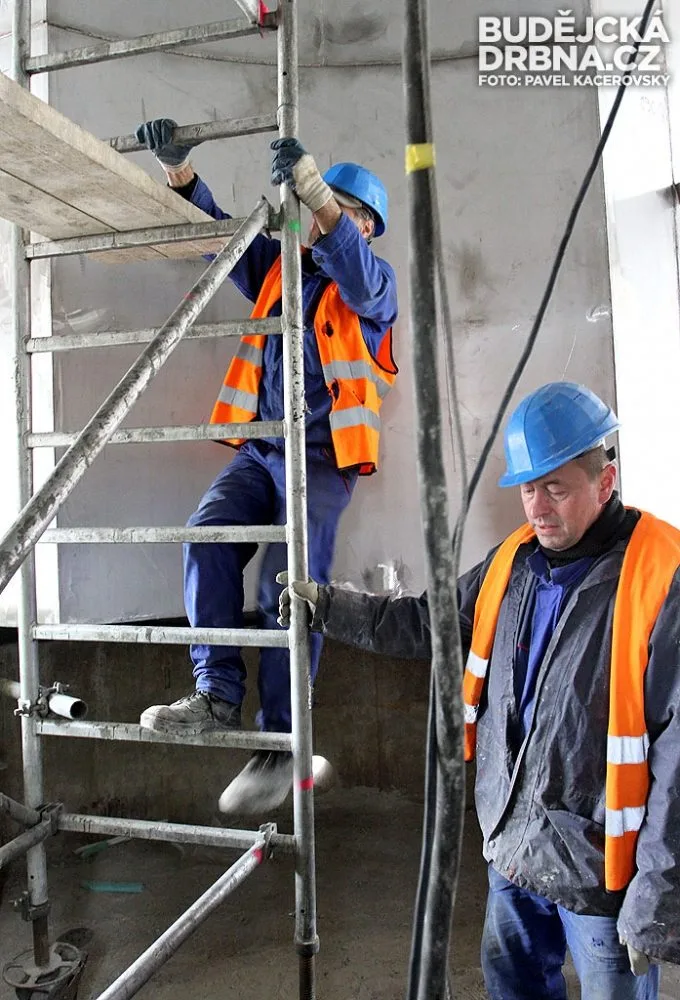 Dělníci v konfuzoru. Tudy přichází do teplárenského komínu kouř z kotlů