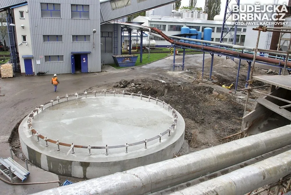 Základová deska s piloty připravená pro instalaci absorberu