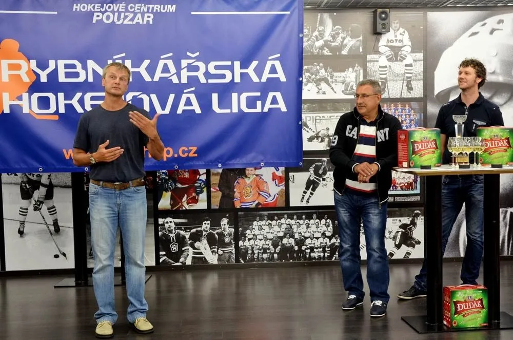 Pavel Lískovec (vlevo) s Jaroslavem Pouzarem a Janem Mojžíšem z Hokejového Centra Pouzar