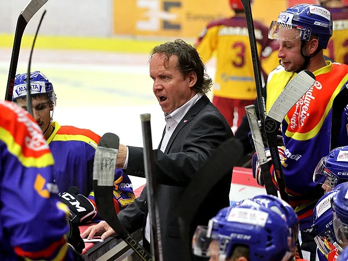 Petr Rosol důrazně vysvětluje pokyny svým svěřencům