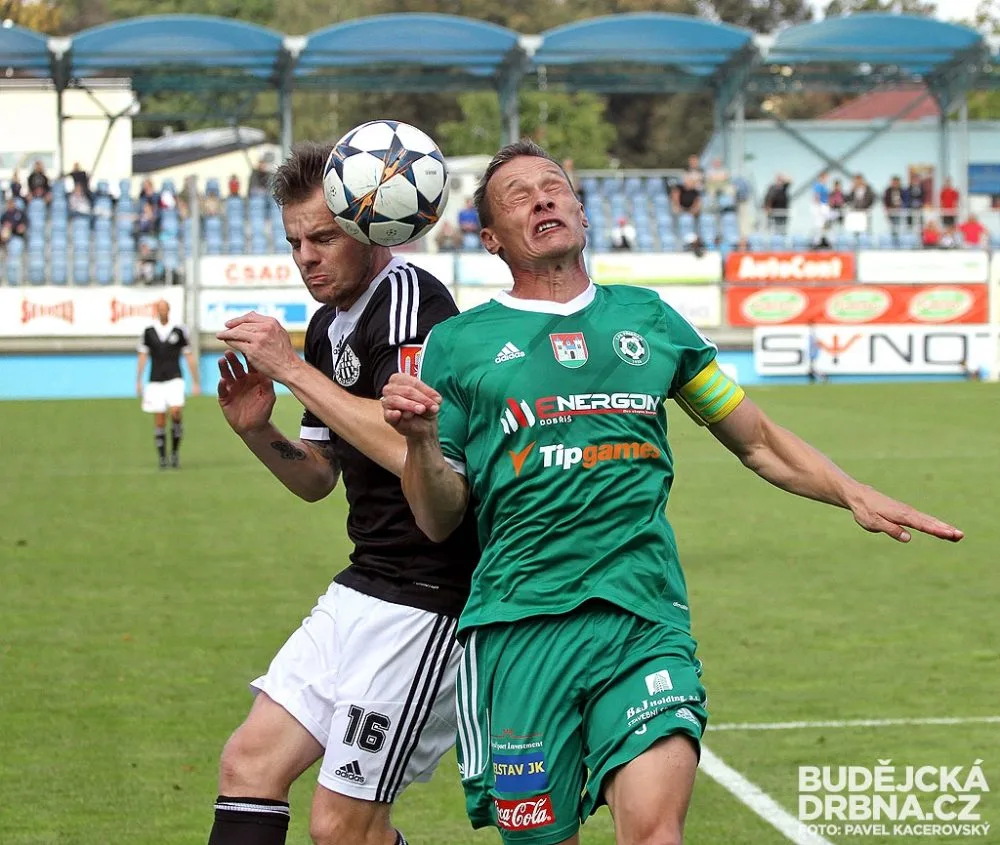 Příbramský kapitán Tomáš Zápotočný v souboji s Alešem Hanzlíkem
