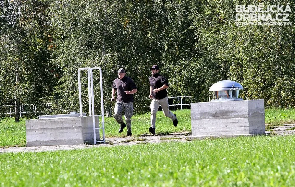 Pachatelé překonali plot a mířili k druhému bloku