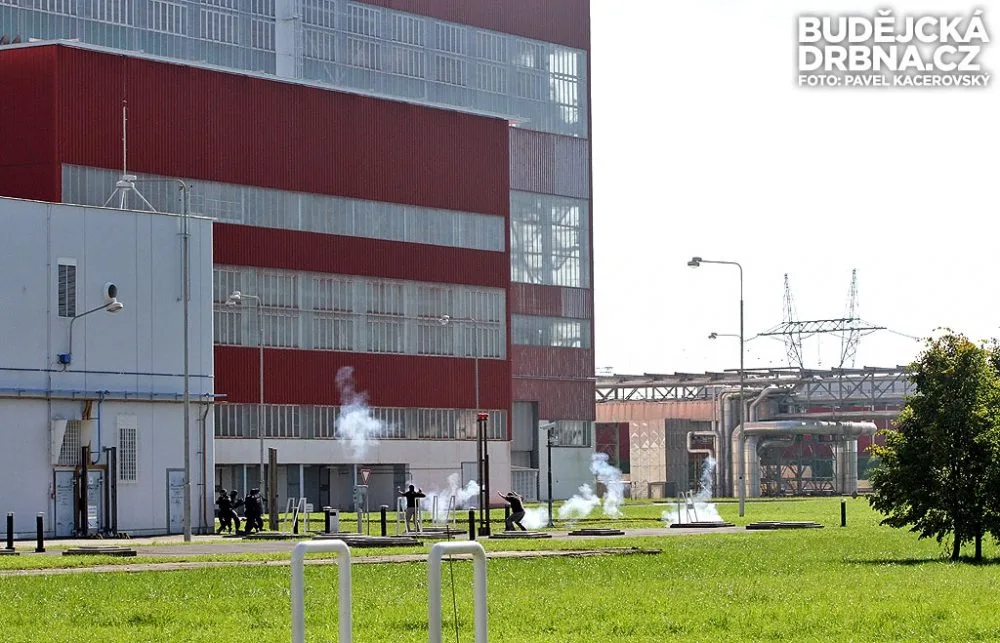Policisté překvapili oba pachatele těsně před budovou druhého bloku Jaderné elektrárny Temelín