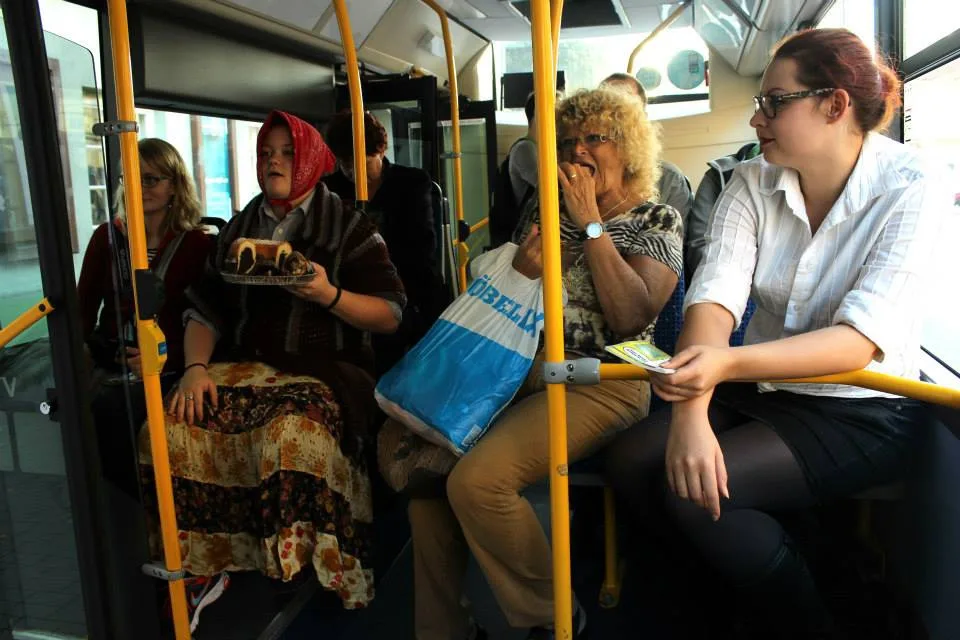 Týden před vypuknutím festivalu organizátoři uspořádali happening v autobusech.
