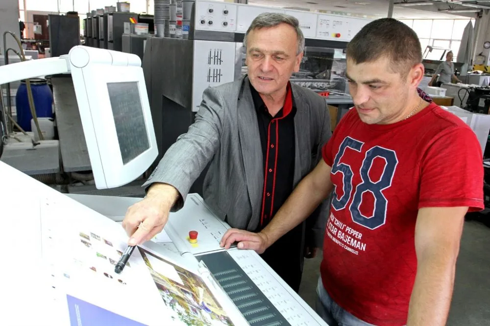 Ivan Nadberežný (vlevo) při práci ve své tiskárně INPRESS