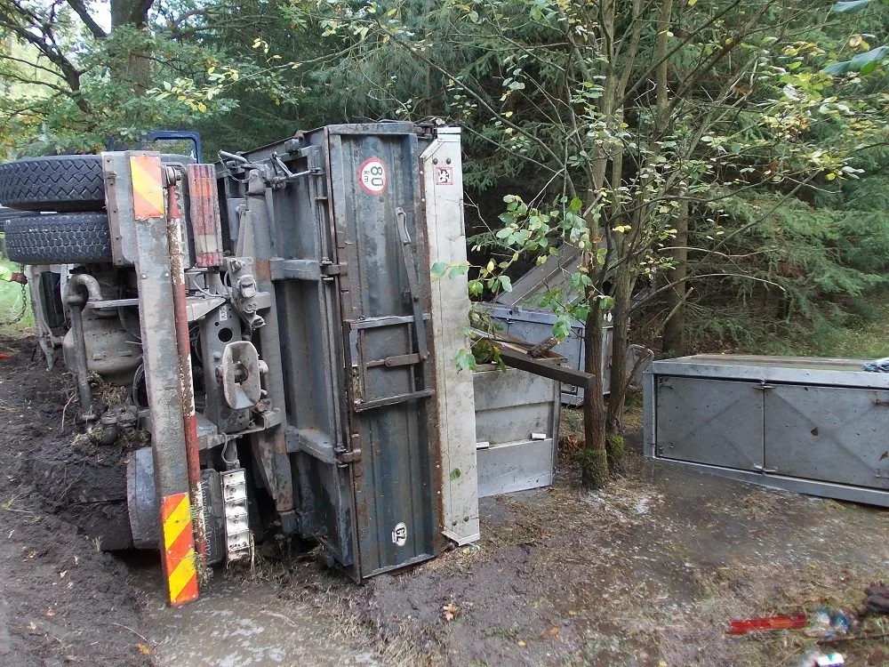 Havárie nákladního automobilu převážejícího ryby