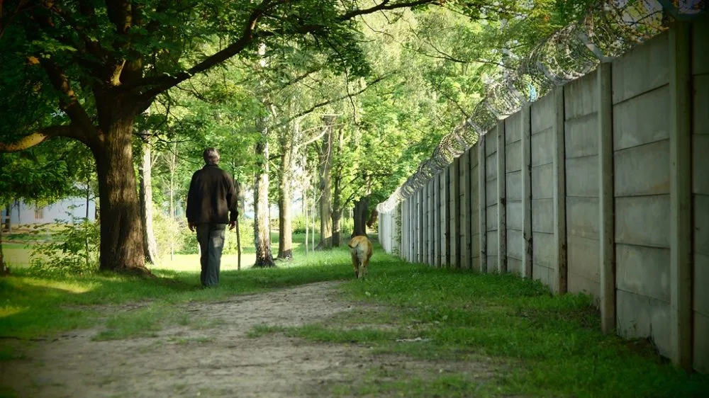 Park přiléhá ke kovošrotu