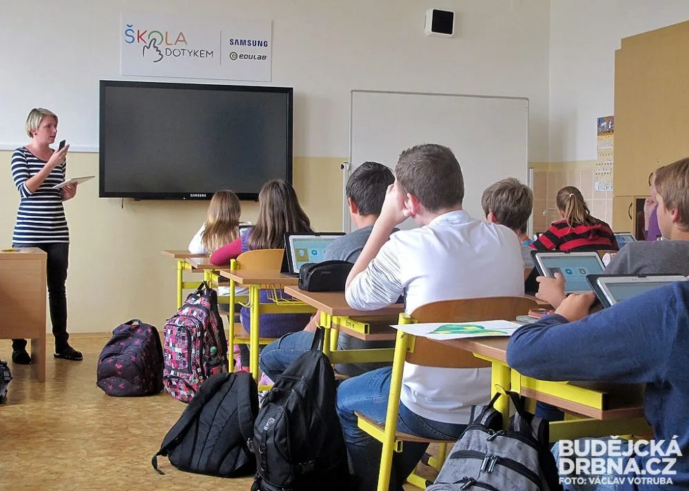 Učitelka Kateřina Tůmová s žáky 7. A Základní školy Pohůrecká ve třídě vybavené moderními technologiemi