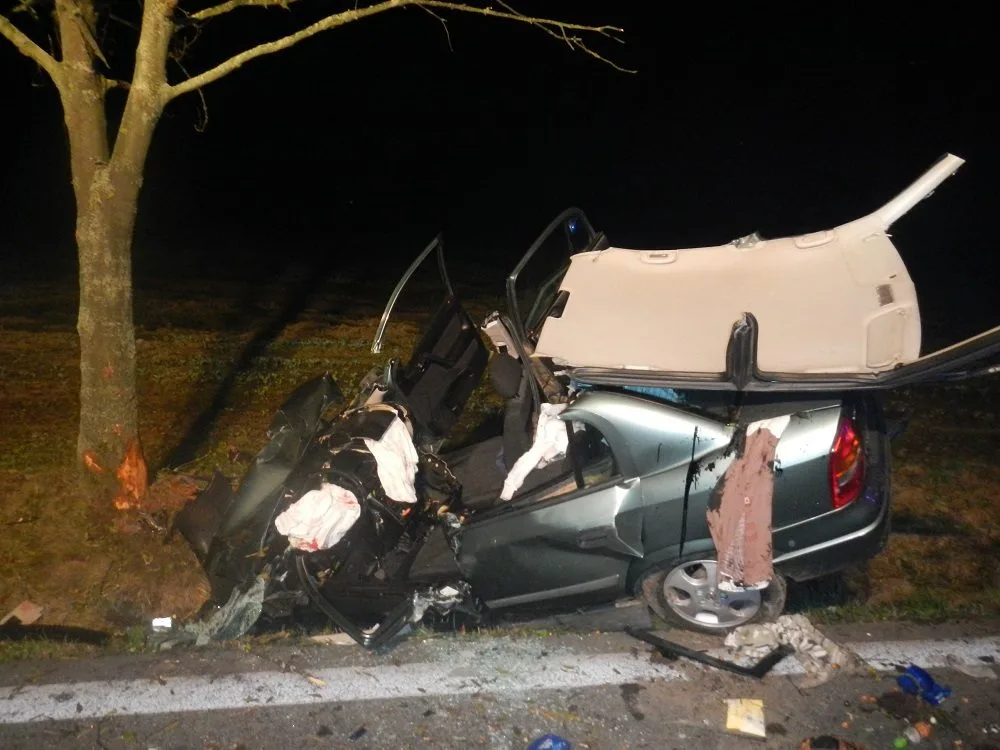 Havarovaný Opel Astra na silnici mezi Češnovicemi a Dasným