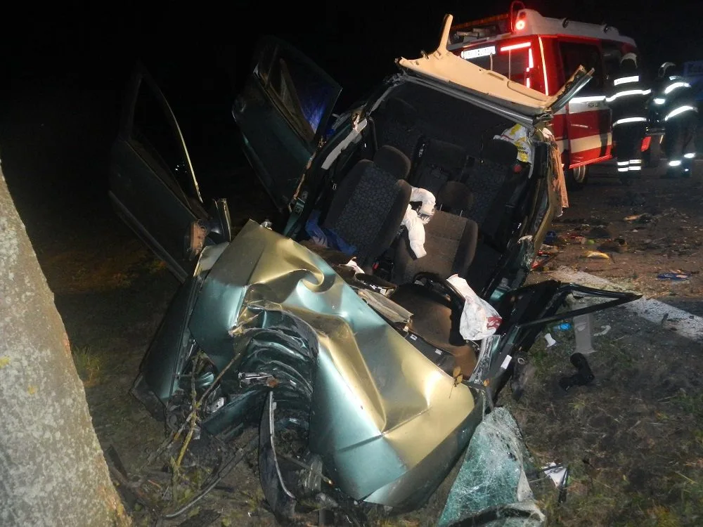 Havarovaný Opel Astra na silnici mezi Češnovicemi a Dasným