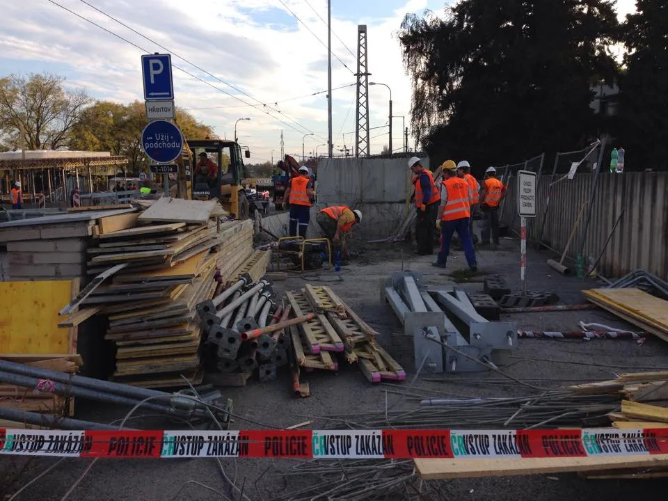 Stavba, kde došlo k pádu betonového stropu