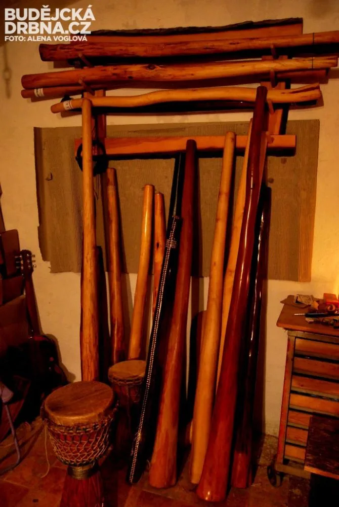 Buben z jabloně a vyrobené didgeridoo