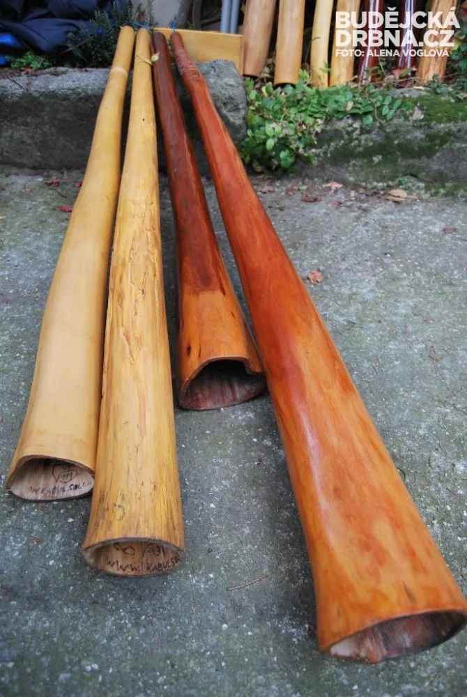 Didgeridoo, na které Kábul hraje při koncertech