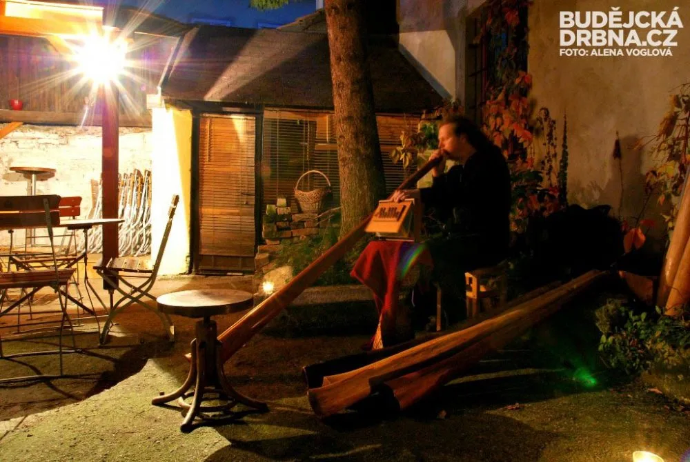 Příjemná atmosféra na dvorku Café Hostelu