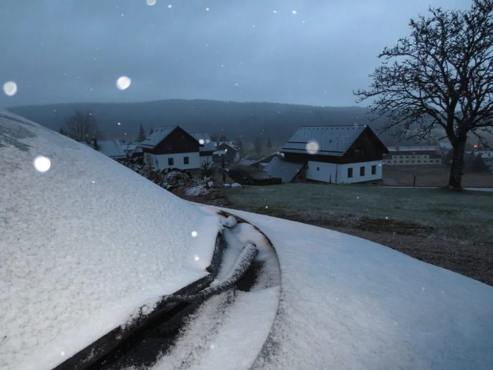 Středeční ráno na Kvildě. V nejvýše položené obci se objevil první sníh letošního podzimu