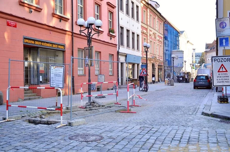 Stavební práce probíhaly v ulici Doktora Stejskala od poloviny září