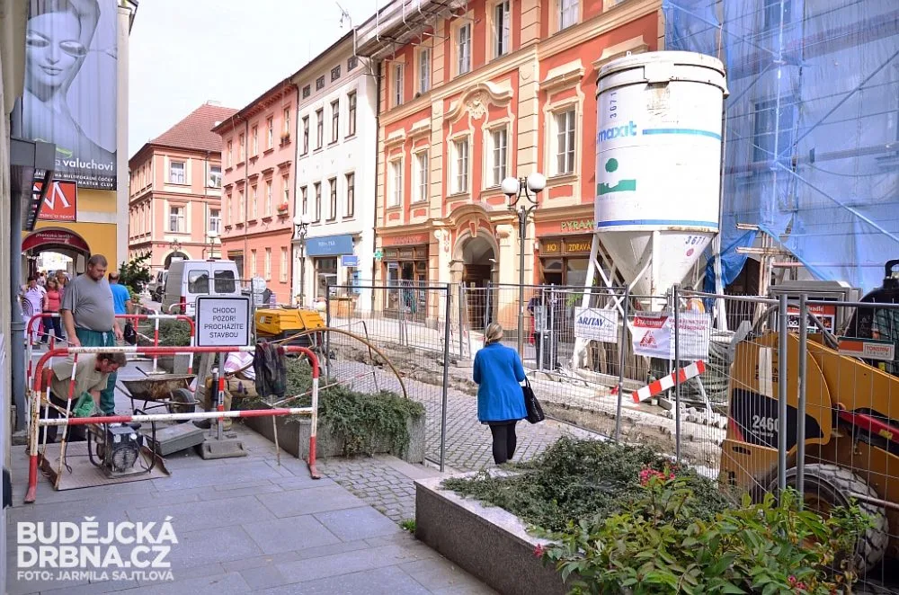 Stavební práce probíhaly v ulici Doktora Stejskala od poloviny září
