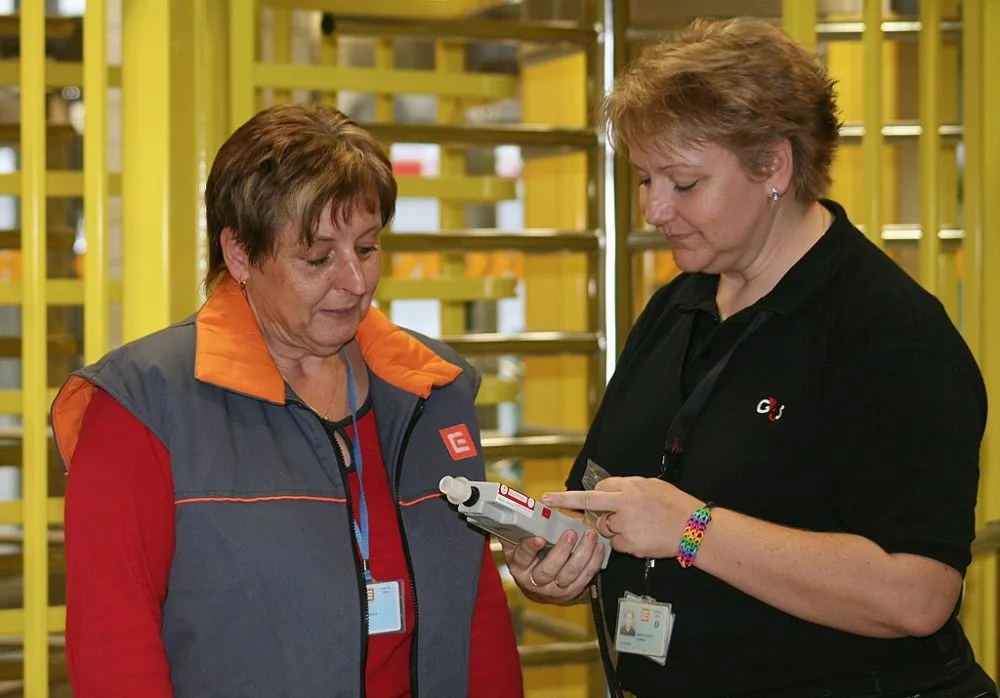 Členka ostrahy Marika Kohoutková vyzývá pracovnici vstupující do elektrárny k provedení dechové zkoušky. Tato kontrola byla stejně jako drtivá většina ostatních negativní