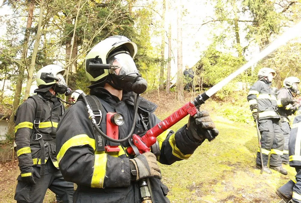 Chatu u rybníka Dehtář v úterý zapálil muž, který se pak pokusil zavraždit svou sousedku