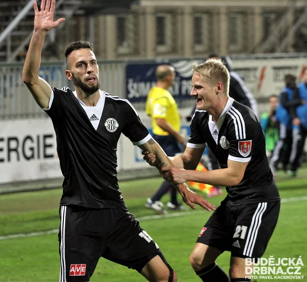 Slávisté v dresu Dynama slaví vyrovnávací trefu, o kterou se postaral Jan Vošahlík (vlevo, vedle něj Štěpán Koreš)