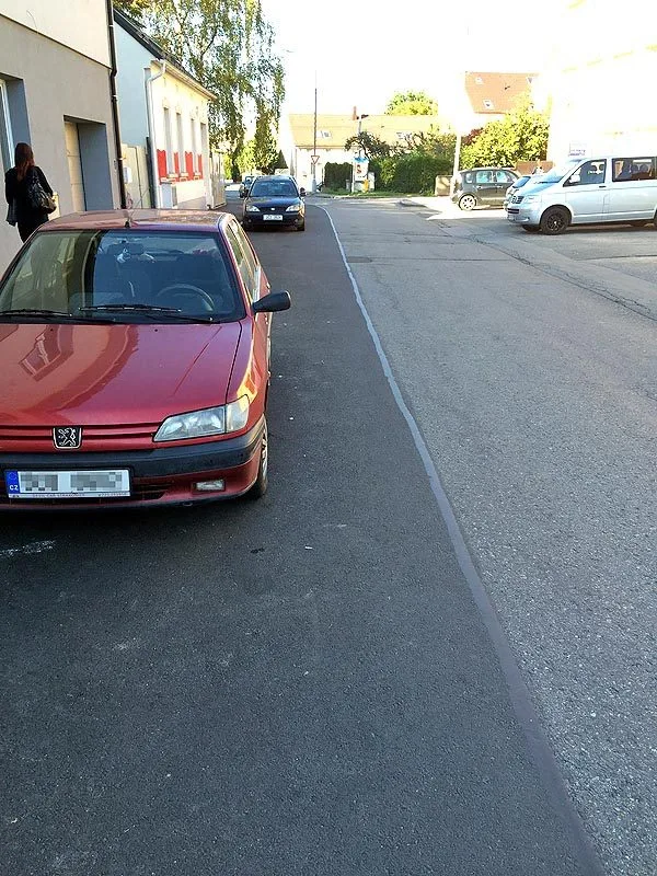 V ulici Na Zlaté stoce auta parkují na novém asfaltu