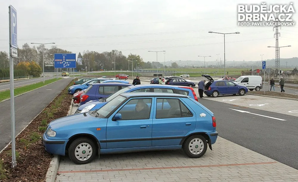 Parkoviště u hřbitova v Mladém