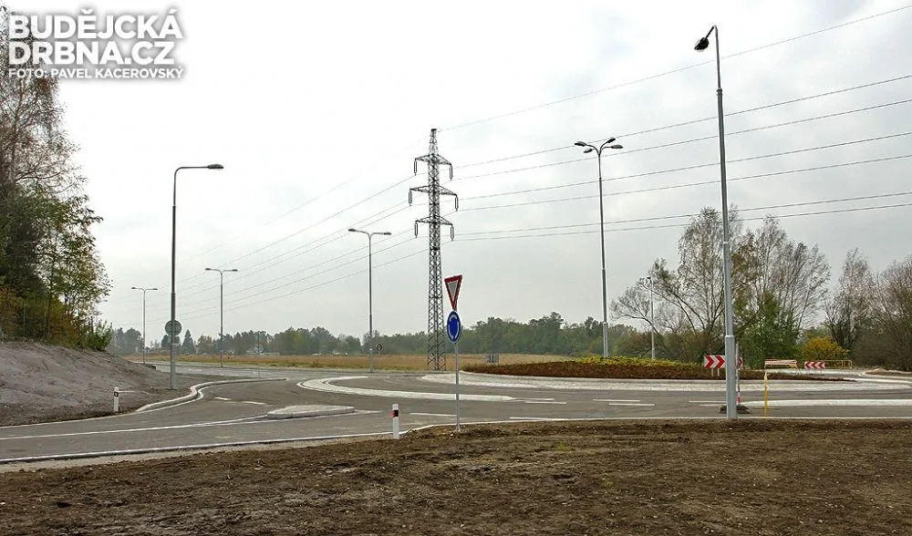 Pohled na turbo okružní křižovatku od kynologického cvičiště
