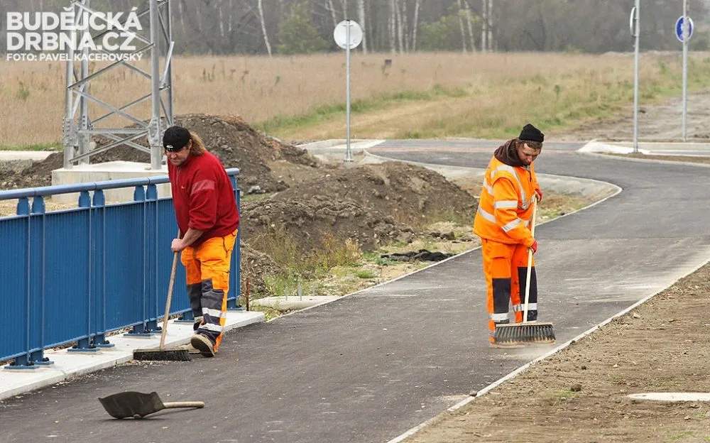 Závěrečný úklid stezky pro chodce a cyklisty