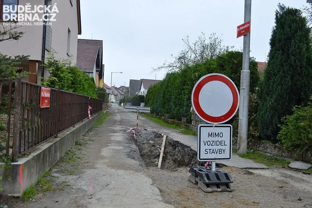 Rozkopaná ulice Ke Skleníkům